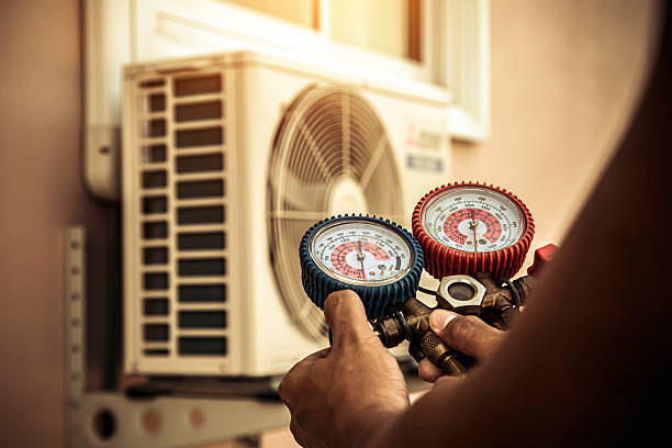 Professional Hvac Installation technician working in Walburg, TX
